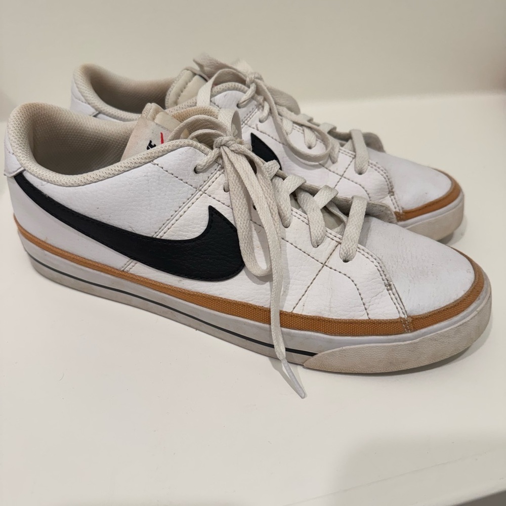 Women’s Nike shoes. Very gently worn